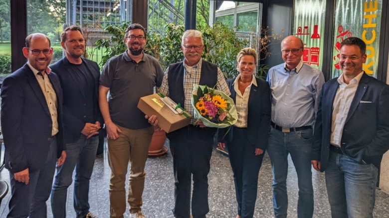 Georg Fasselt (Mitte) mit Fraktionsvorstand und Bürgermeister Stefan Schumeckers (rechts)