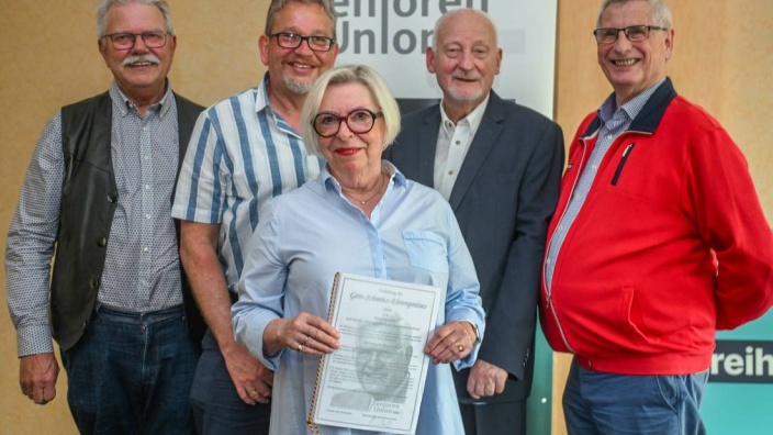 Georg Fasselt, (v.l.), Jürgen Hüren, Wita Wehlings, Reinhard Maly und Karl-Heinz Stoffers bei der Übergabe des Gerd-Schmitz-Ehrenpreises im Sporthotel.